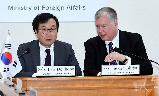 U.S. Special Representative for North Korea Stephen Biegun, right, talks with South Korea's Special Representative for Korean Peninsula Peace and Security Affairs Lee Do-hoon during their meeting at the foreign ministry in Seoul on May 10, 2019. [YONHAP]