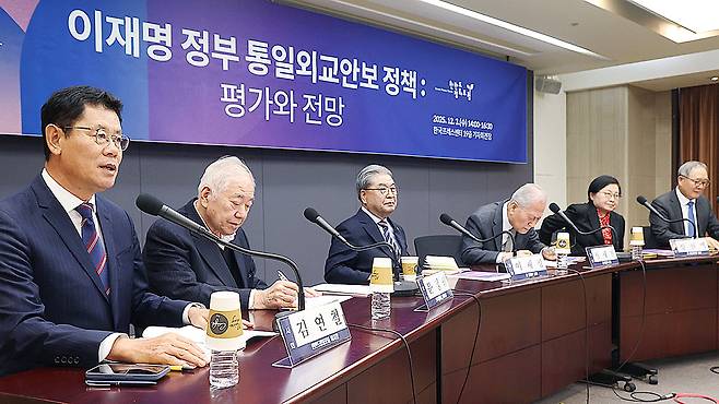 Former unification ministers and inter-Korean affairs experts take part in a special roundtable evaluating the Lee Jae Myung administration’s unification and security policies at the Korea Press Center in central Seoul on Dec. 3. [NEWS1]