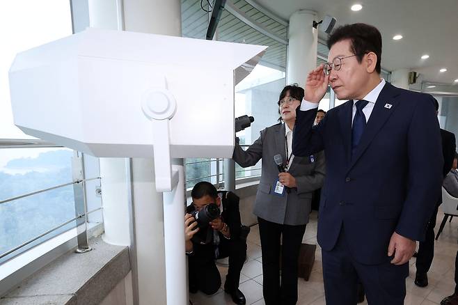 President Lee Jae Myung observes areas of Kaepung County in North Hwanghae Province, North Korea, through a VR observation viewer at the Ganghwa Peace Observatory in Incheon on Oct. 3. [JOINT PRESS CORPS]
