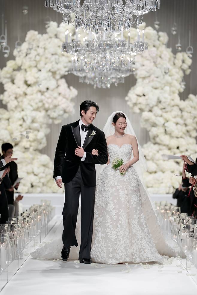 Actors Kim Woo-bin, left, and Shin Min-a tie the knot at the Shilla Hotel in Jung District, central Seoul, on Dec. 20. [AM ENTERTAINMENT]