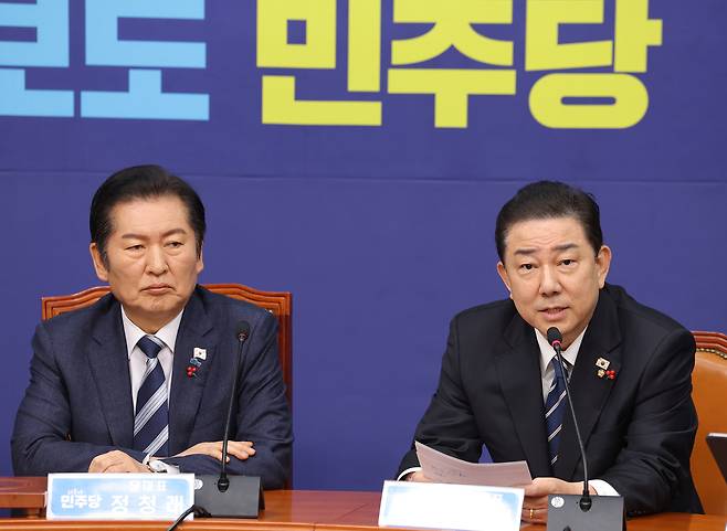 Democratic Party floor leader Kim Byung-kee, right, speaks during a supreme council meeting at the National Assembly in Yeouido, western Seoul, on Dec 22. [YONHAP]