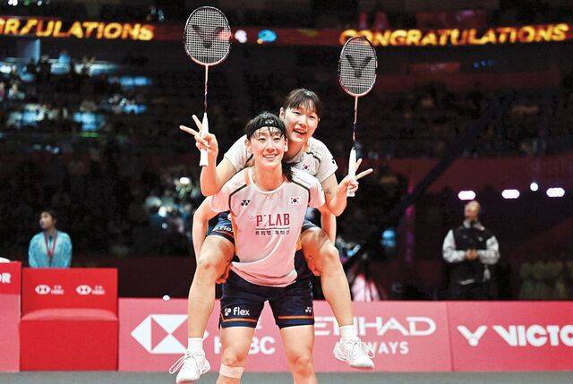 배드민턴 여자복식 백하나(위)와 이소희가 21일(한국시간) 중국 항저우 올림픽스포츠센터에서 열린 2025 세계배드민턴연맹(BWF) 월드투어 파이널스 여자복식 결승전에서 후쿠시마 유키-마쓰모토 마유 조를 꺾고 우승한 뒤 세리머니를 하고 있다. AFP연합뉴스