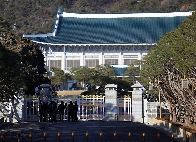 대통령 집무실 청와대 복귀가 임박한 21일 종로구 청와대에 경찰이 외곽을 점검하고 있다. 연합뉴스