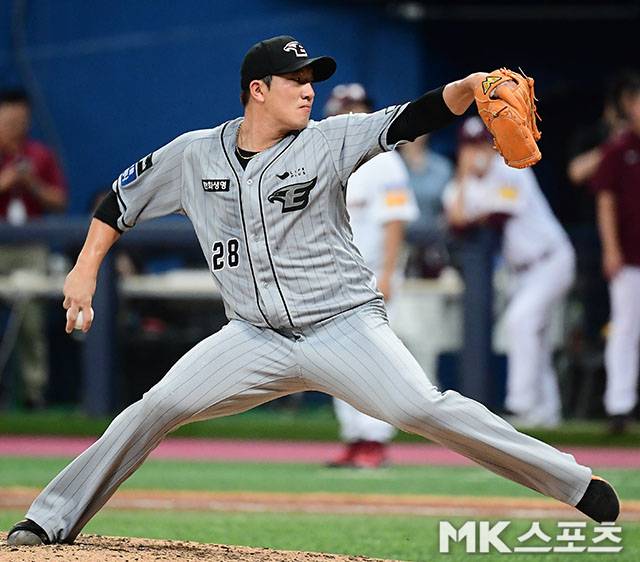 한화가 주중 3연전을 위닝시리즈로 가져갔다. 한화는 2023년 7월 26일 서울 고척스카이돔에서 열린 ‘2023 KBO리그’ 키움와의 경기에서 연장 10회 노시환의 결승 밀어내기 볼넷을 앞세워 5-4 승리를 거뒀다. 연장 10회말에 등판한 한화 장시환이 한 점차 승리를 지키고 있다. 사진=김영구 기자