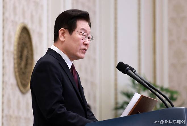 [서울=뉴시스] 고범준 기자 = 이재명 대통령이 22일 청와대 영빈관에서 열린 대한노인회 초청 오찬에서 인사말을 하고 있다. 2025.12.22. bjko@newsis.com /사진=고범준