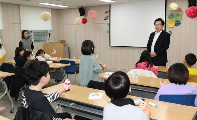 박일하 동작구청장이 지난 1월 신대방2동 주민센터에서 열린 윈터 스쿨에 참석해 아이들과 이야기하고 있다. 동작구청 제공