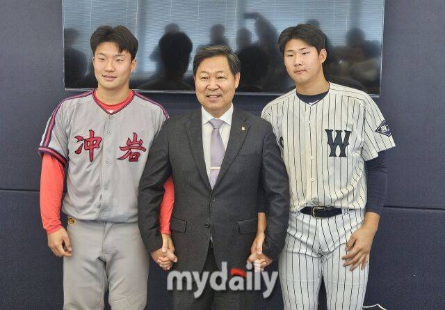 이만수 포수상과 홈런상을 수상한 이희성(오른쪽)과 김건휘./도곡동=심혜진 기자