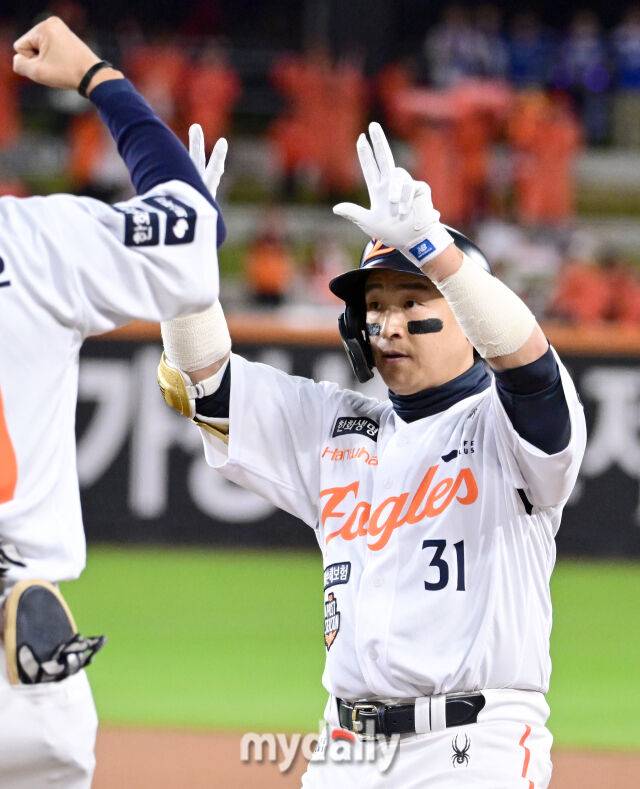 2025년 10월 24일 오후 대전한화생명볼파크에서 열린 '2025 신한 SOL BANK KBO 포스트 시즌' 삼성 라이온즈와 한화 이글스의 플레이오프(PO) 5차전 경기. 한화 손아섭이 1회말 선두타자 안타를 친 뒤 기뻐하고 있다./마이데일리