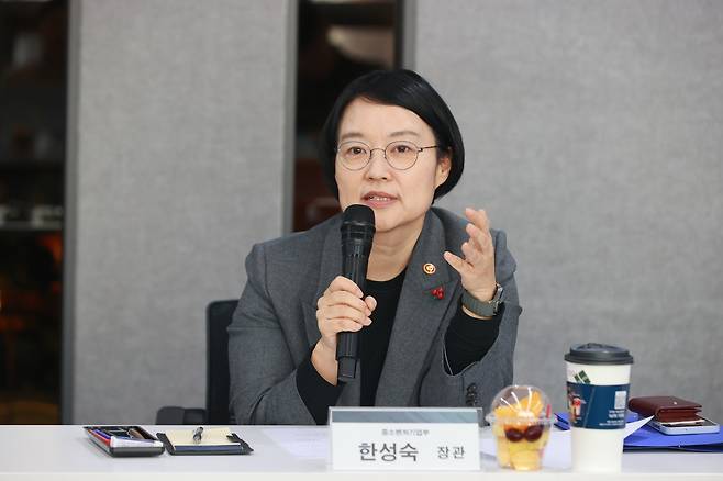 한성숙 중소벤처기업부 장관이 22일 서울 마포구 드림스퀘어에서 열린 ‘제5차 소상공인 성장 릴레이 간담회’에서 인사말을 하고 있다. [중기부]