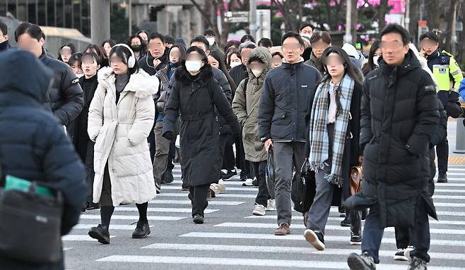 4일 오전 서울 종로구 세종대로 사거리에서 시민들이 두터운 옷차림으로 거리를 지나고 있다. 임세준 기자