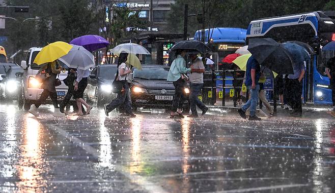 서울 종로구 세종대로 사거리에서 우산을 쓴 시민들이 출근길을 서두르고 있다. 임세준 기자