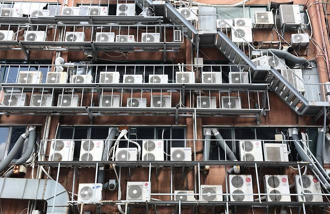부산 시내 한 건물 외벽에 빼곡히 설치된 에어컨 실외기가 가동되고 있다.[연합]