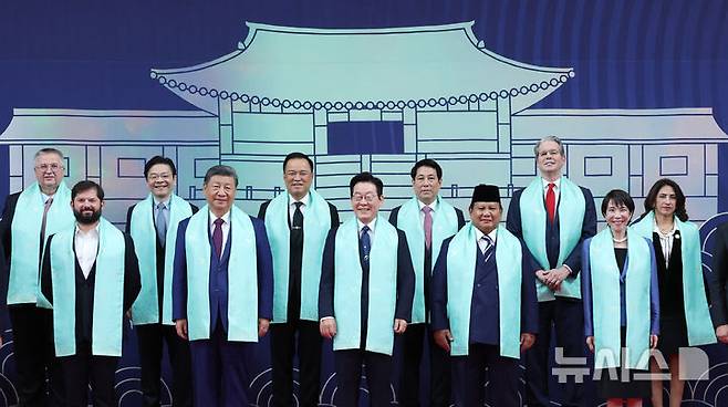 [경주=뉴시스] 최동준 기자 = 이재명 대통령이 지난 11월1일 경북 경주화백컨벤션센터에서 열린 APEC(아시아태평양경제협력체) 정상회의 공식 기념촬영 행사에서 시진핑 중국 국가주석 등 각국 정상들과 기념촬영을 하고 있다. 2025.11.01. photocdj@newsis.com