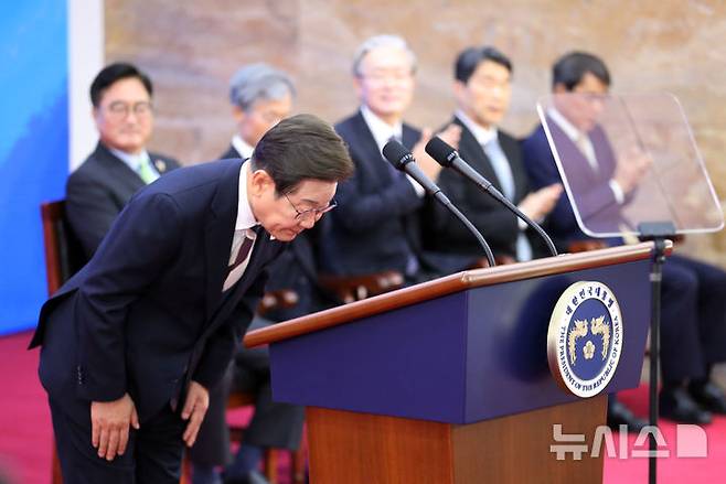 [서울=뉴시스] 국회사진기자단 = 이재명 대통령이 4일 서울 여의도 국회에서 열린 취임식에서 취임사 전 인사를 하고 있다. 2025.06.04. photo@newsis.com