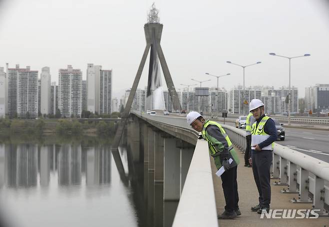 [서울=뉴시스] 조수정 기자 = 지난 2023년 4월14일 오후 서울 올림픽대교에서 서울시 직원과 안전 전문가 등이 교량 안전 점검을 하고 있는 모습. 2023.04.14.chocrystal@newsis.com
