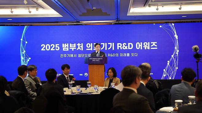 [서울=뉴시스] 범부처전주기의료기기연구개발사업단은 서울 중구 소공동 롯데호텔 서울 사파이어홀에서 '2025 범부처 의료기기 연구개발(R&D) 어워즈'를 개최했다고 22일 밝혔다. 이날 김법민 사업단 단장이 인사말을 하고 있다. (사진=범부처전주기의료기기연구개발사업단 제공) 2025.12.22. photo@newsis.com *재판매 및 DB 금지