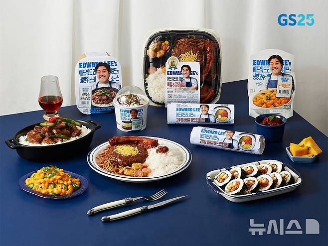 [서울=뉴시스] GS리테일이 운영하는 편의점 GS25는 에드워드 리 셰프와 협업한 간편식이 주요 3개 부문에서 매출 1위를 기록하며 흥행을 이어가고 있다고 18일 밝혔다. 사진은 에드워드 리 셰프 컬래버 상품. (사진=GS리테일 제공) 2025.12.18. photo@newsis.com