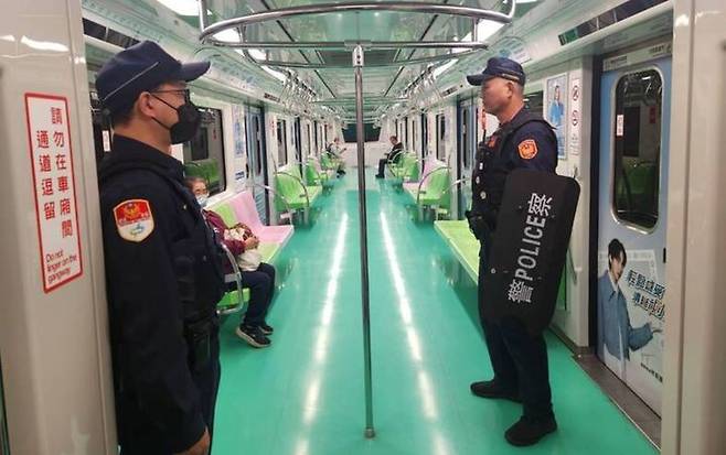 [서울=뉴시스] 19일 대만 타이베이 지하철에서 무차별 칼부림 살인 사건이 발생한 뒤 경찰이 객차에 배치돼 있다.(출처: 자유시보) 2025.12.22. *재판매 및 DB 금지