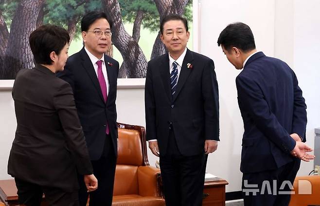 [서울=뉴시스] 조성봉 기자 = 김병기 더불어민주당 원내대표와 송언석 국민의힘 원내대표가 22일 오후 서울 여의도 국회에서 열린 '통일교 특검', '민생법안 처리' 등 현안 관련 원내대표회동에서 대화를 하고 있다. 왼쪽부터 김은혜 국민의힘 원내정책수석부대표, 송 원내대표, 김 원내대표, 문진석 민주당 원내운영수석부대표. 2025.12.22. suncho21@newsis.com