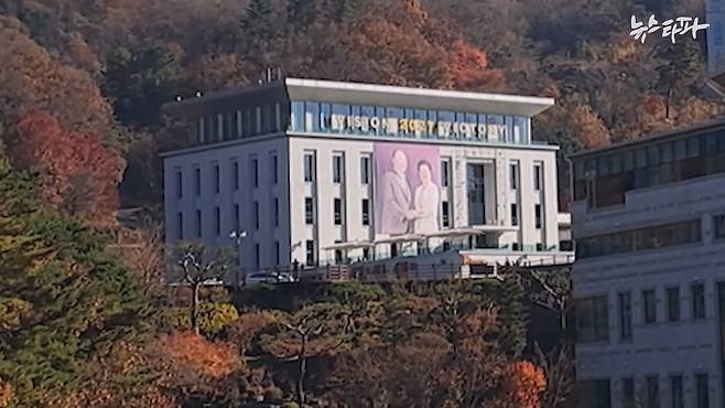 유람선 ‘HJ크루즈’를 타면 한학자-문선명 부부의 대형 사진이 10분 이상 시야에 들어옵니다.