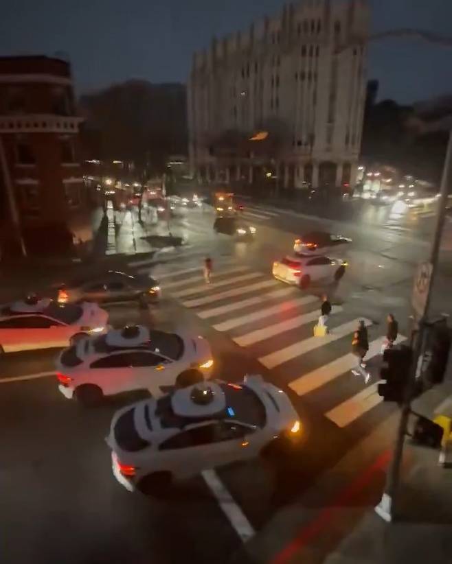 도로에 멈춰선 무인택시 웨이모 [X 갈무리]