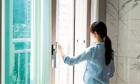 추운 겨울에도 깨끗한 실내 공기를 위해 환기는 필수이다. 게티이미지뱅크