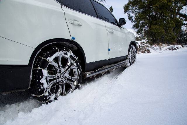 겨울철 타이어는 권장 공기압보다 약 10% 높게 유지해야 한다. 클립아트코리아