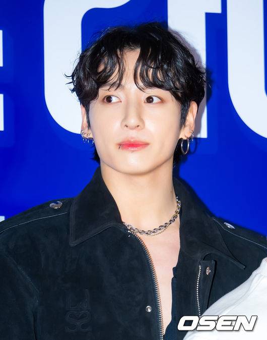 [OSEN=민경훈 기자] 27일 오후 서울 롯데시네마 월드타워 씨네파크에서 영화 '퍼스트 라이드' VIP 시사회 포토월 행사가 열렸다.'퍼스트 라이드'는 끝을 보는 놈 태정(강하늘), 해맑은 놈 도진(김영광), 잘생긴 놈 연민(차은우), 눈 뜨고 자는 놈 금복(강영석), 사랑스러운 놈 옥심(한선화)까지 뭉치면 더 웃긴 24년 지기 친구들이 첫 해외여행을 떠나는 대환장 코미디 영화. 방탄소년단(BTS) 정국이 포토타임을 갖고 있다. 2025.10.27 /rumi@osen.co.kr