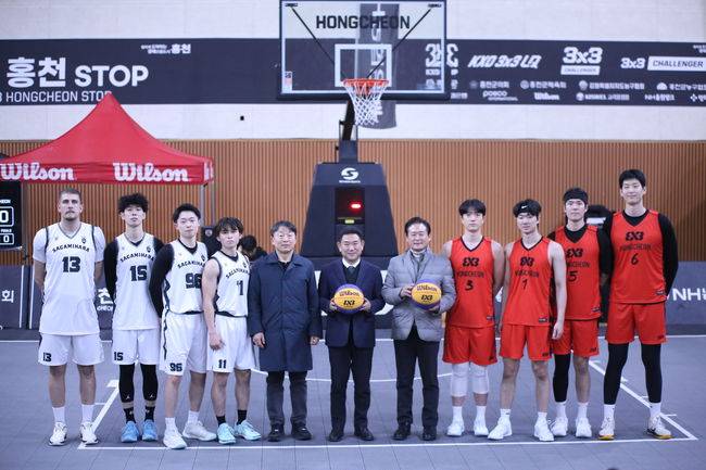 [사진] 홍천팀 선수들과 포즈를 취한 신은섭 홍천군체육회장(가운데), 신영재 홍천군수(우) / KXO 제공