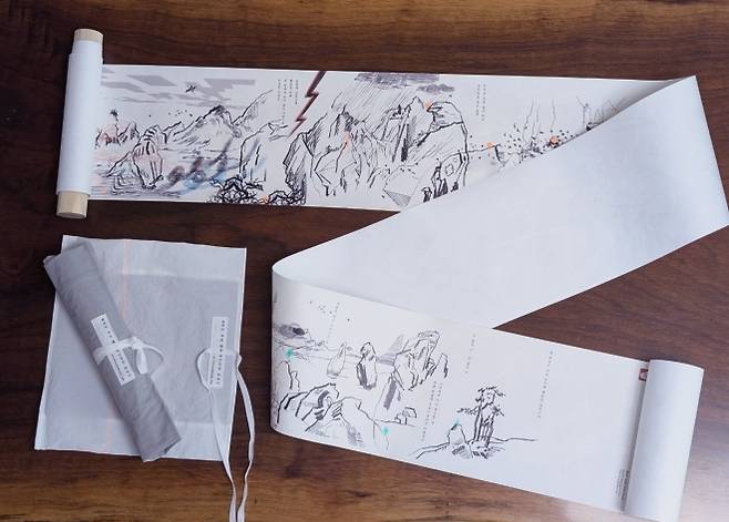 이수지 작가가 지난 6월 서울국제도서전에서 공개한 두루마리 그림책 ‘연인, 인연’의 모습.