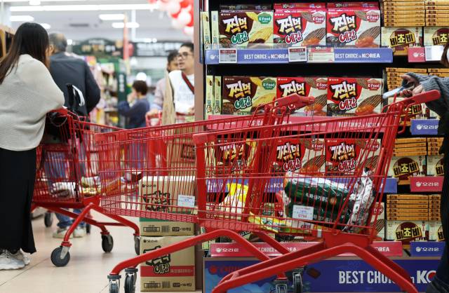 서울의 한 대형마트에서 장을 보는 시민들. 뉴스1