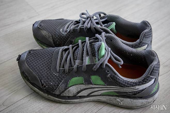 고 장덕준씨가 쿠팡 물류센터에서 일할 당시 신었던 운동화. ⓒ시사IN 신선영