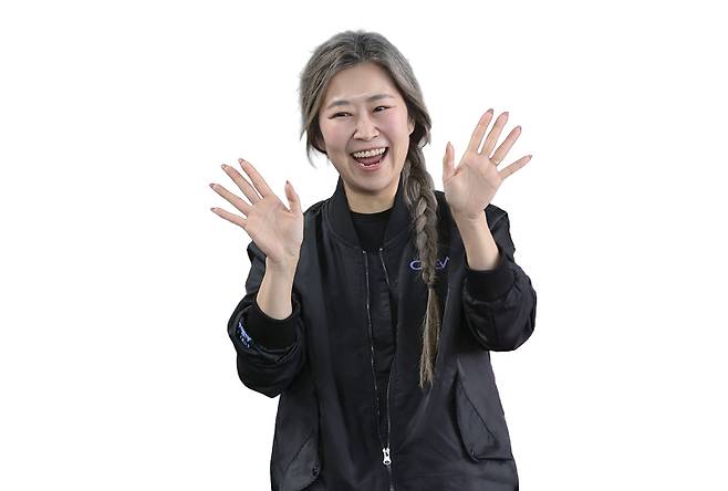 매기 강 감독이 9월21일 제30회 부산국제영화제 《케이팝 데몬 헌터스》 오픈토크에서 기념촬영을 하고 있다. ⓒ연합뉴스