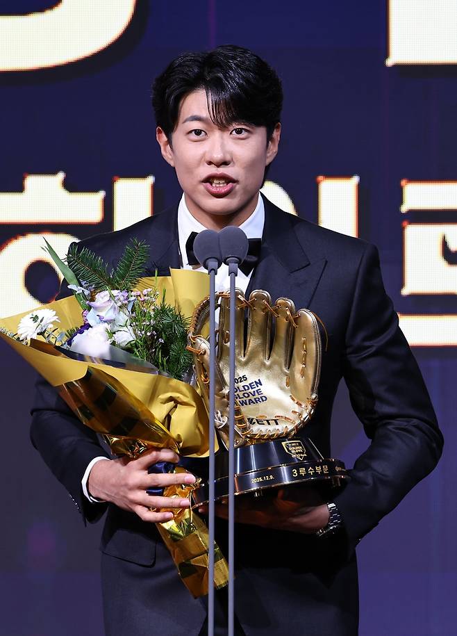 AP통신은 송성문이 샌디에이고와 4년 총액 1500만 달러에 계약했다는 소식을 전하며 계약 세부 내용을 공개했다. 그의 원 소속팀 키움은 송성문의 행보에 따라 최대 530만 달러의 이적료를 받을 수 있다. 뉴시스