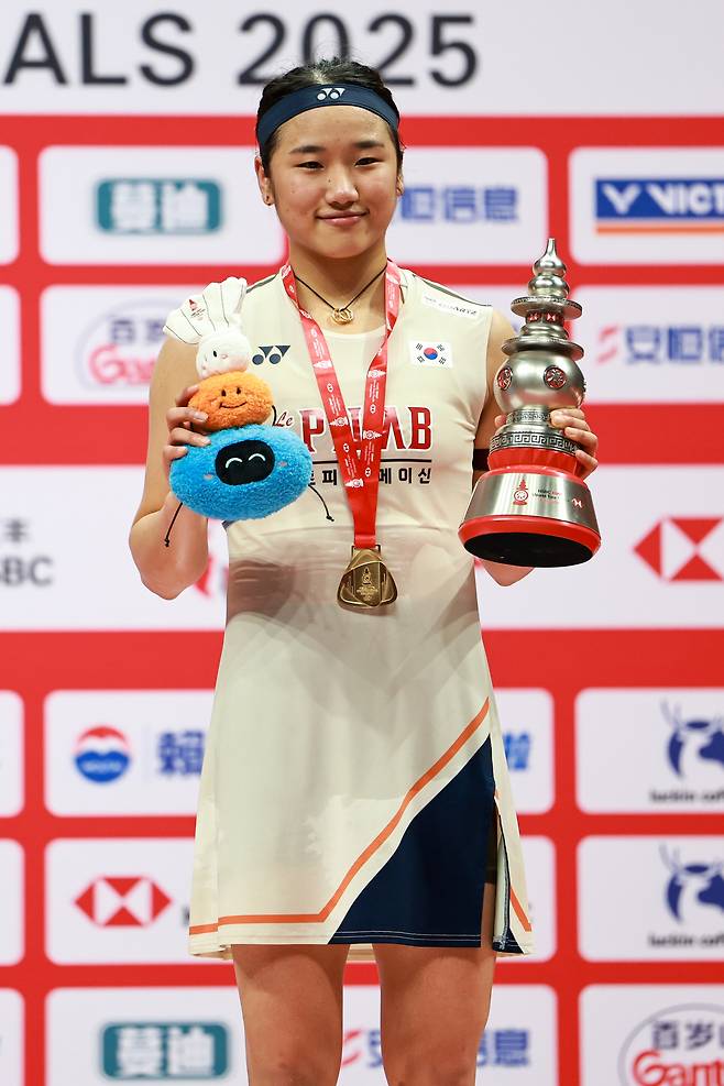 안세영이 21일 BWF 월드투어 파이널스 여자단식 결승에서 중국 왕즈이를 꺾고 우승한 뒤 시상식에서 포즈를 취하고 있다. 신화연합뉴스