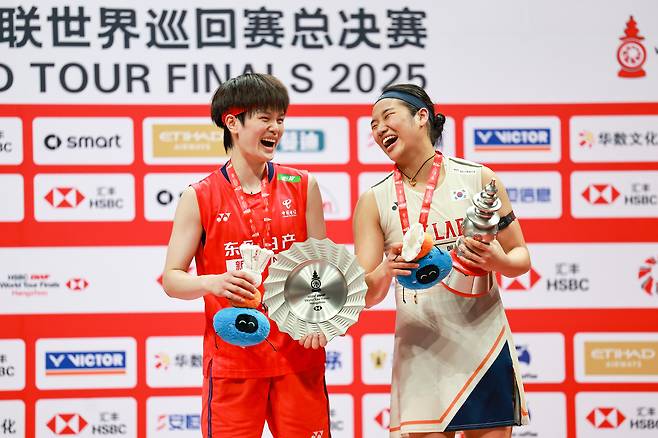 안세영이 21일 BWF 월드투어 파이널스 여자단식 우승을 차지한 뒤 2위 왕즈이와 함께 시상식에서 웃고 있다. 신화연합뉴스