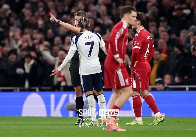 ▲ 손흥민의 등번호를 이어받은 사비 시몬스가 아직까지는 기대에 미치는 활약을 보여주지 못하고 있다. 리그 14경기 동안 1골 2도움에 그치고 있다. 유럽챔피언스리그와 EFL컵까지 합쳐 도합 22경기를 뛰었으나 2골 3도움이 전부다.