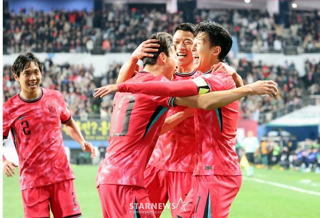 대표팀 주장 손흥민이 지난달 14일 대전월드컵경기장에서 열린 볼리비아와의 친선경기에서 골을 터뜨린 뒤 기뻐하고 있다. /사진=강영조 선임기자