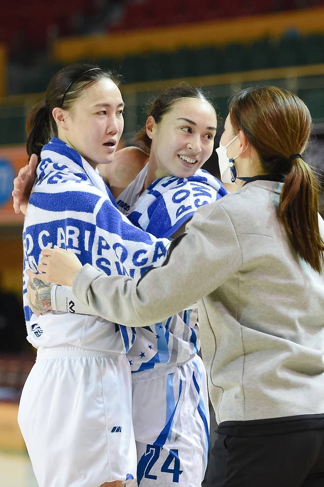 우리은행 시절 김정은(왼쪽), 김소니아(가운데). /사진=WKBL 제공