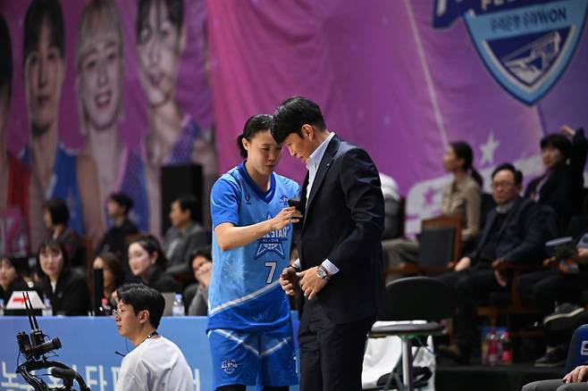 김정은(왼쪽)과 위성우 감독. /사진=WKBL 제공