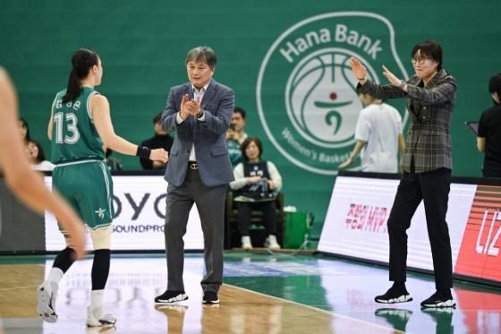 통산 601경기를 뛴 김정은(왼쪽)이 4쿼터 중 벤치로 들어가고 있다. 이상범(가운데) 하나은행 감독이 박수치며 김정은을 맞이하고 있다. /사진=WKBL 제공