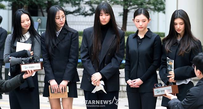 걸그룹 뉴진스(NewJeans, 하니 민지 혜인 해린 다니엘)가 서울 서초구 서울중앙지방법원에서 열린 '어도어, 뉴진스 상대 기획사 지위보전 및 광고계약 체결 등 금지 가처분' 심문기일을 마친 후 취재진의 질문에 답변하고 있다. 2025.03.07. scchoo@newsis.com /사진=추상철