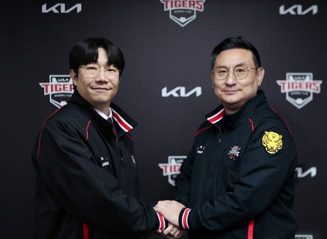KIA 양현종(왼쪽)과 심재학 단장. /사진=KIA 타이거즈