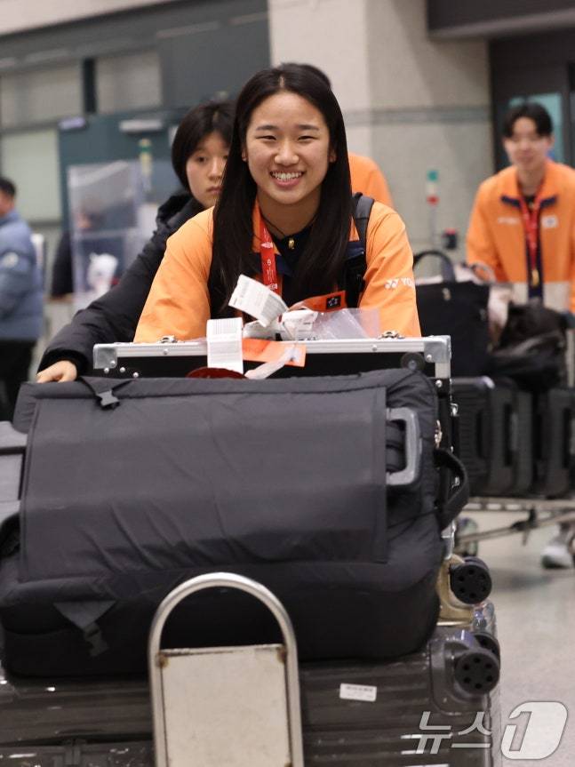 귀국하며 환하게 웃고 있는 안세영.  /사진=뉴스1