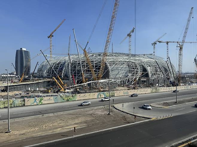 공사 중인 아람코 스타디움 (알 코바르[사우디아라비아]=연합뉴스) 강태우 기자 = 사우디 알 코바르 시내 아람코 스타디움 공사 현장. 수십대의 중장비와 작업자들이 막바지 공사에 한창인 모습. 2025.12.17 burning@yna.co.kr