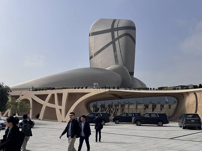 이스라 외부 모습 (다란[사우디아라비아]=연합뉴스) 강태우 기자 = 사우디 다란 아람코 본사 인근에 있는 이스라 외부 전경. 2025.12.16 burning@yna.co.kr