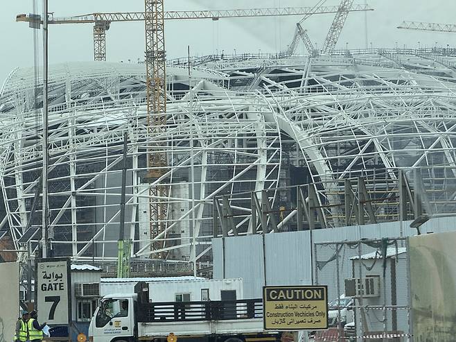 공사 중인 아람코 스타디움 (알 코바르[사우디아라비아]=연합뉴스) 강태우 기자 = 사우디 알 코바르 시내 아람코 스타디움 공사 현장. 수십대의 중장비와 작업자들이 막바지 공사에 한창인 모습. 2025.12.17 burning@yna.co.kr