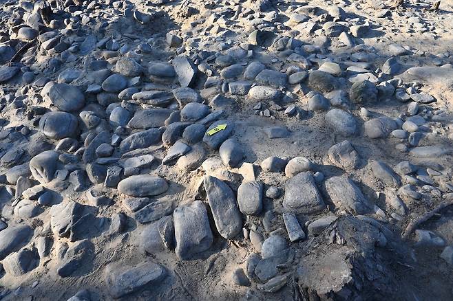 동해안 최초 적석분구묘 묘곽 모습 [강릉시 제공. 재판매 및 DB 금지]