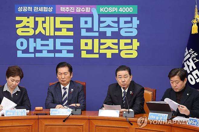 발언하는 김병기 원내대표 (서울=연합뉴스) 황광모 기자 = 더불어민주당 김병기 원내대표(왼쪽 세 번째)가 22일 서울 여의도 국회에서 열린 최고위원회의에서 발언하고 있다. 2025.12.22 hkmpooh@yna.co.kr