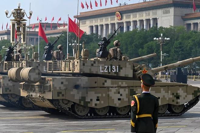 중국 전승절 80주년 톈안먼 광장 열병식 탱크. 2025.9.3 [홍콩 SCMP 캡처. 재판매 및 DB 금지]